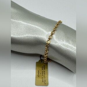 New with tag beautiful Park Lane jewelry link bracelet. Goldtone. Vintage.